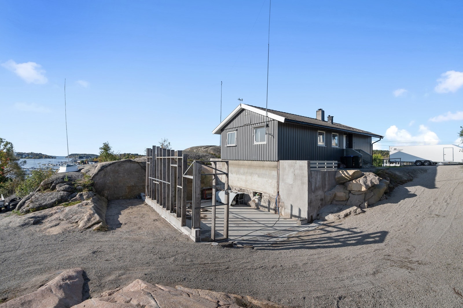 Byggingen av garasje er allerede påbegynt, og det er mulig å fullføre en garasje på opptil 20 kvm i henhold til gjeldende reguleringsbestemmelser. Ferdigstillelse er søknadspliktig. Galleribilde