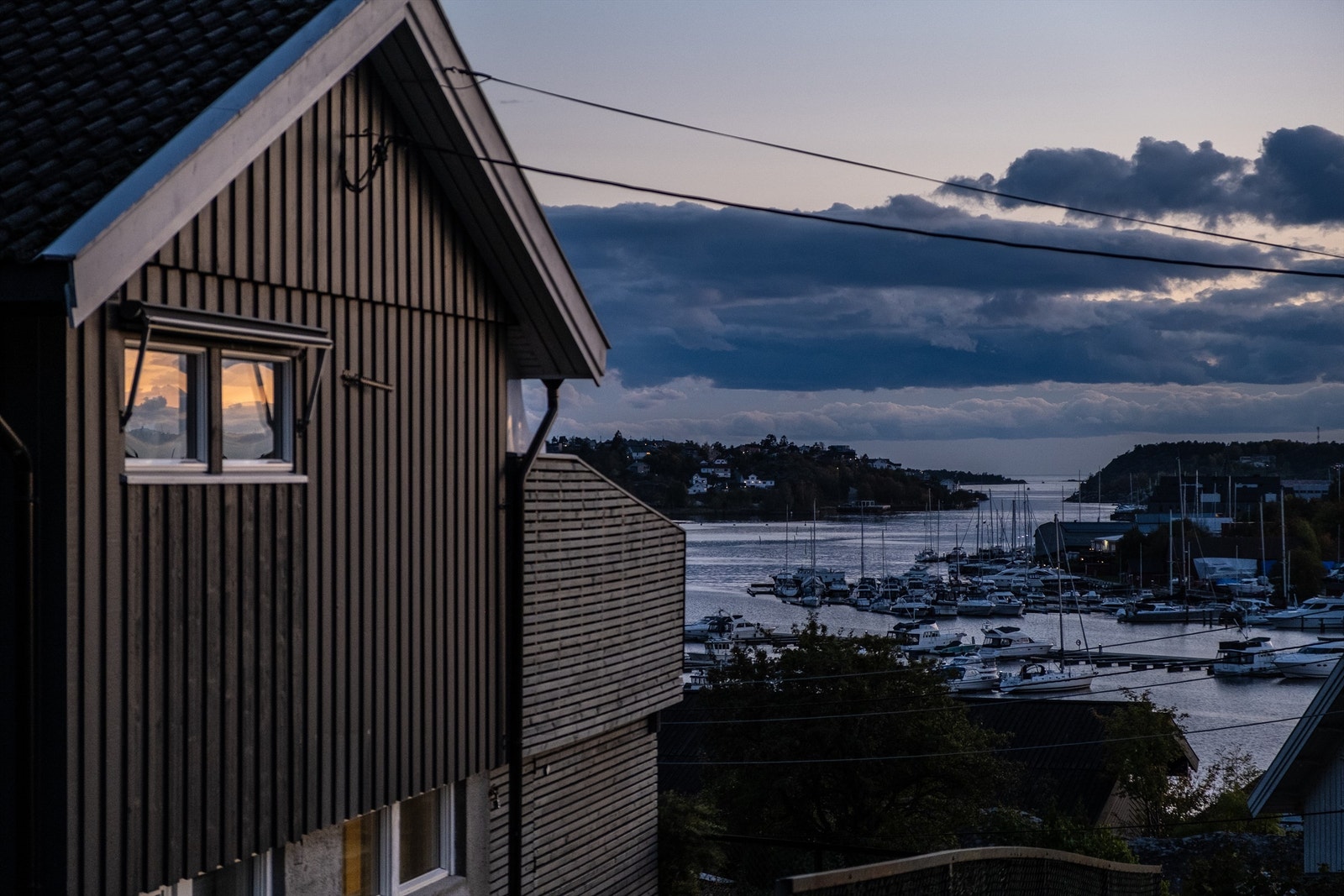 Flertallet av vinduene har blitt skiftet ut i perioden mellom 2010 og 2021, og gir både bedre energieffektivitet og et moderne preg på boligen. Dette gir et friskt, velholdt utseende samtidig som det bidrar til økt komfort. Galleribilde