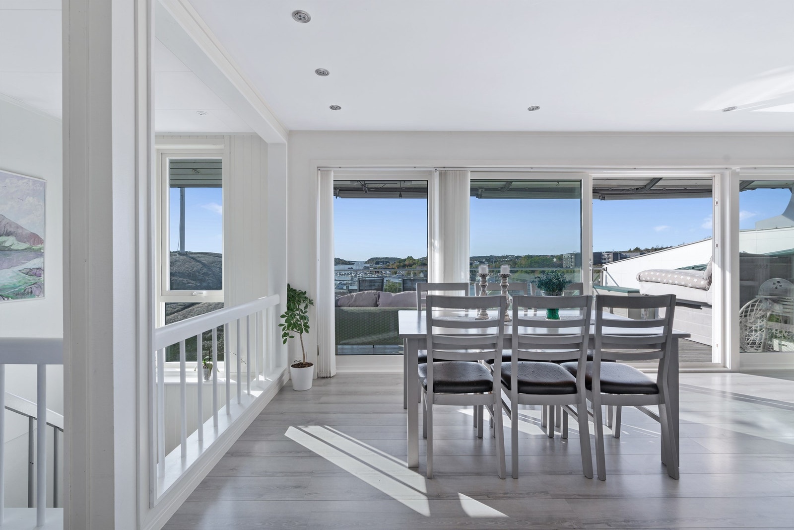 Den lange vindusrekken gir rommet fantastiske lysforhold og bidrar til en lys og åpen atmosfære. Dette gir ikke bare naturlig belysning, men forsterker også den romslige og luftige følelsen i rommet. Galleribilde