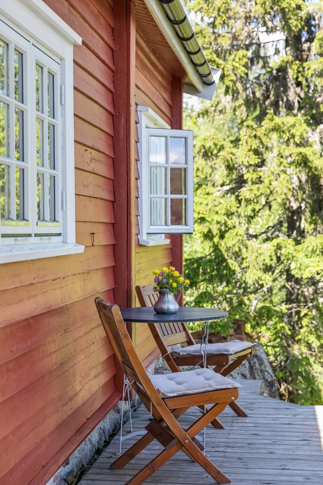 Uteplass med morgensol Galleribilde