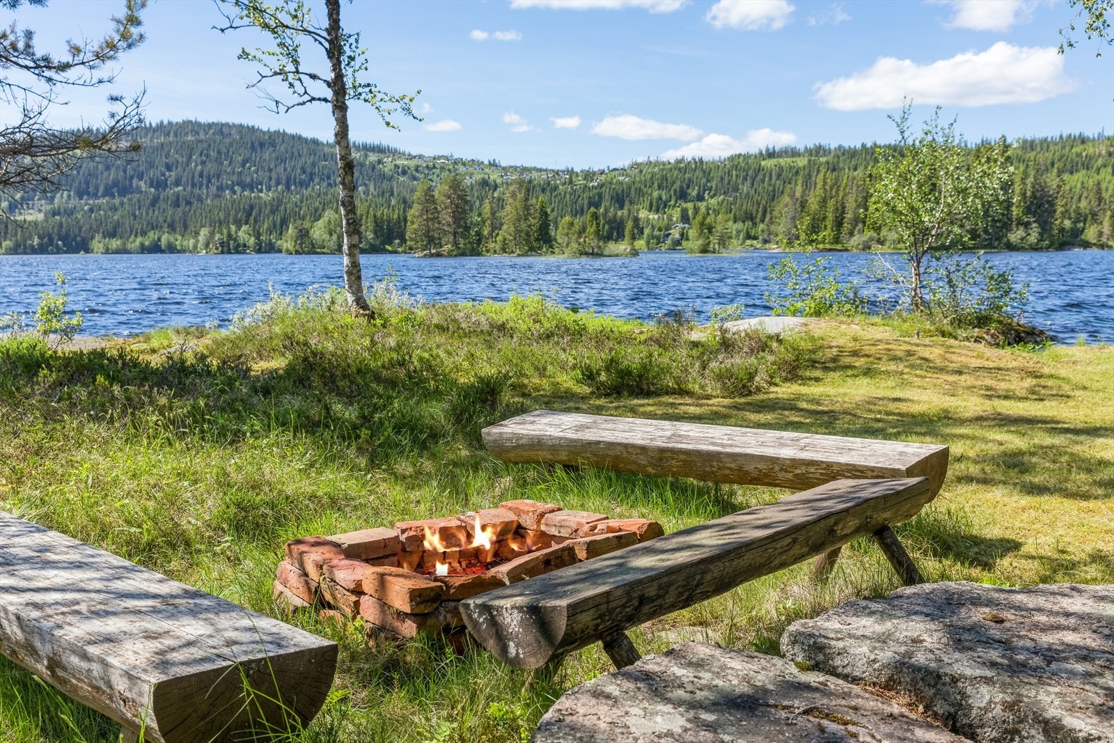 Hyggelig bålplass med utsikt over vannet Galleribilde