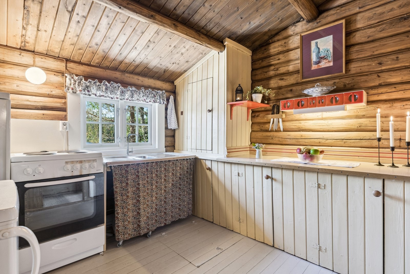 Enkelt kjøkken med original innredning. Galleribilde