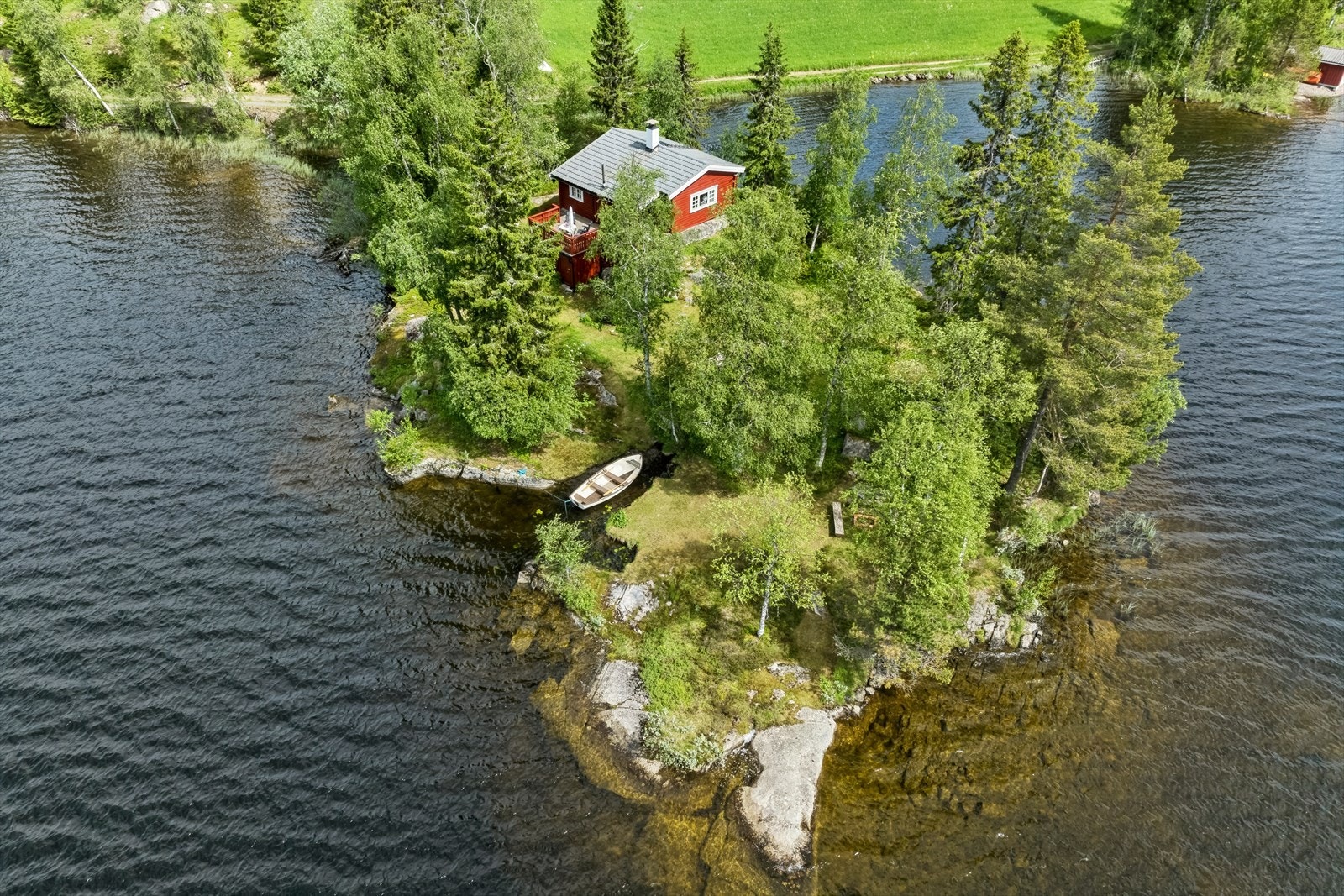 På øya finner du egen båtplass, bademuligheter fra svaberg og bålplass for sene grillkvelder. Galleribilde