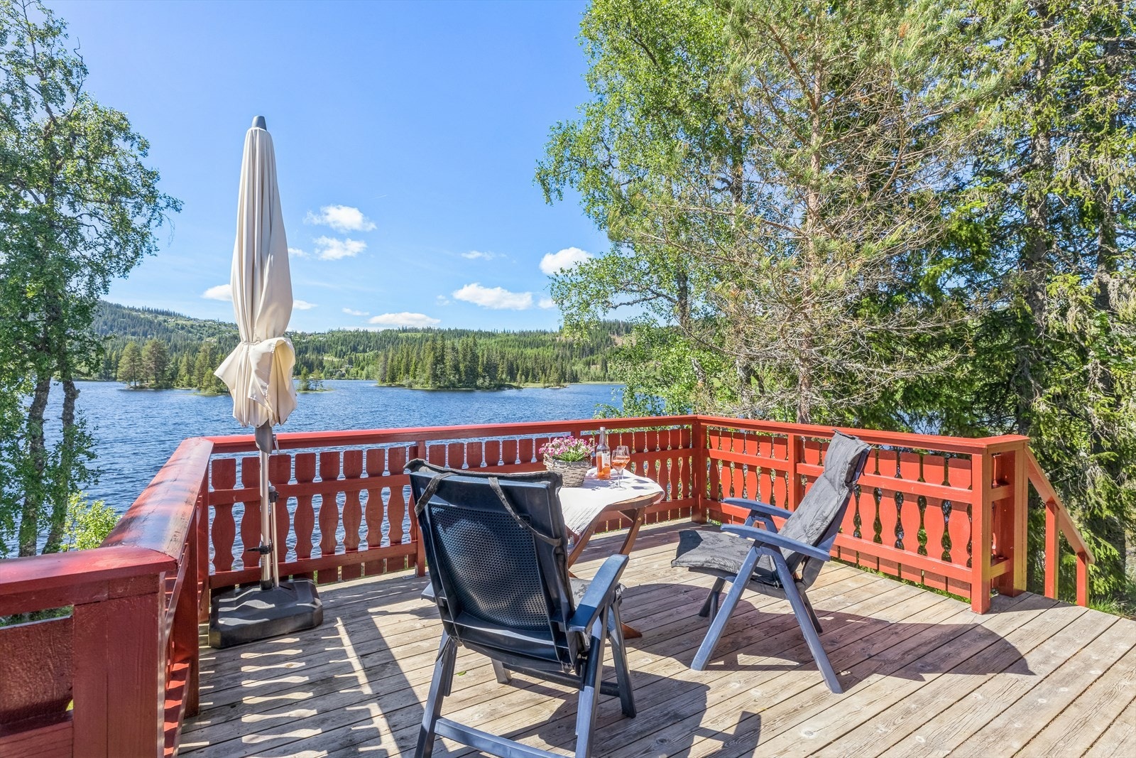 Solrik terrasse med flott utsikt over vannet Galleribilde