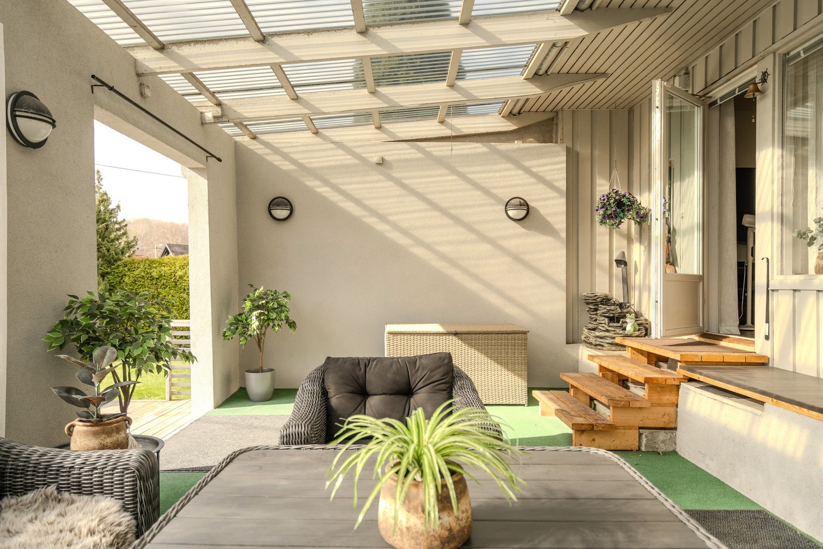Fra den solrike plattingen går du videre til en overbygd terrasse med tak - Her kan du nyte både sol og skygge Galleribilde