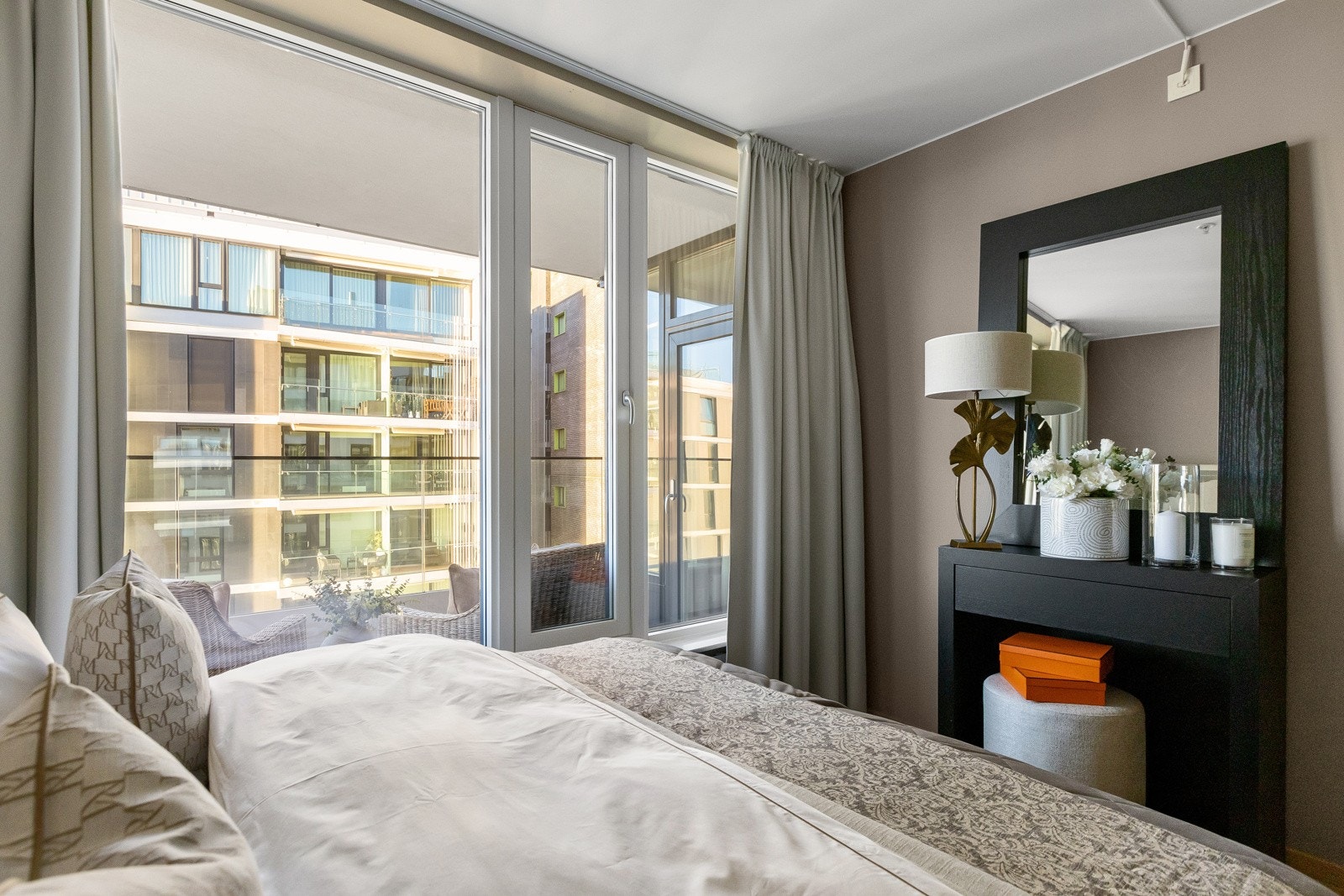 Soverommet har store vinduer som slipper inn naturlig lys og gir flott utsikt mot den hyggelige gågaten, skjermet fra trafikk og støy Galleribilde