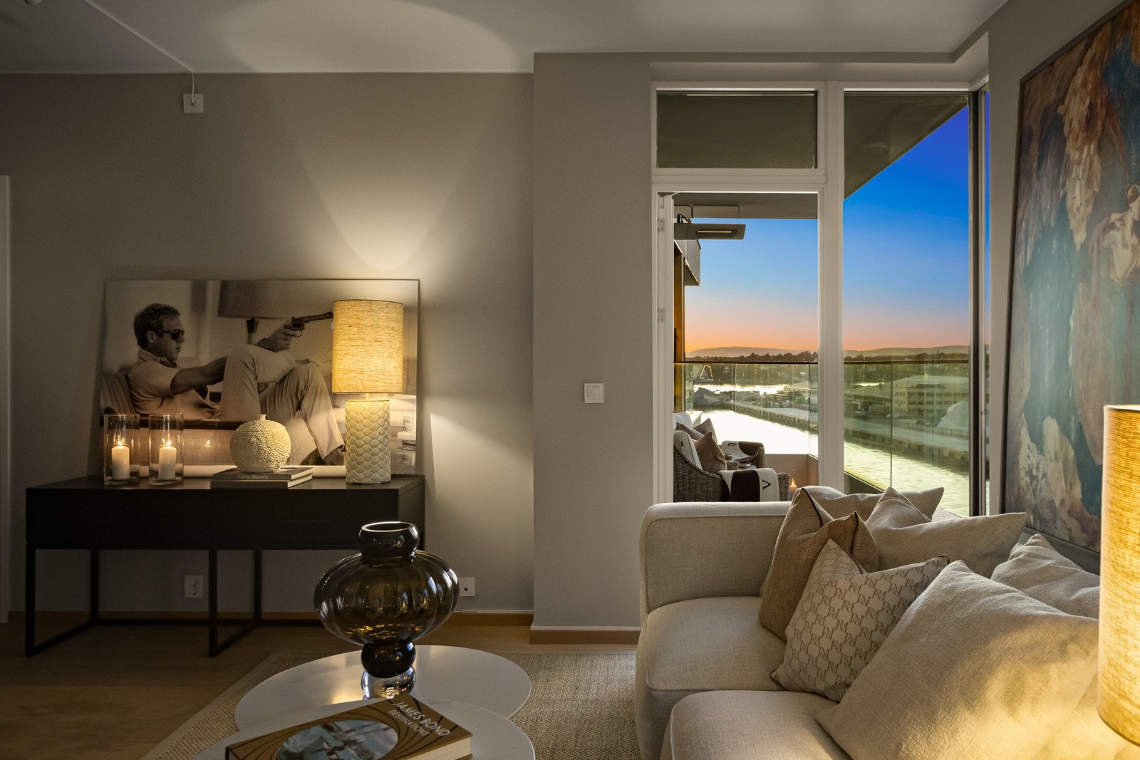 I enden av rommet er det utgang til en koselig balkong, som på sommerstid oppleves som en forlengelse av stuen Galleribilde