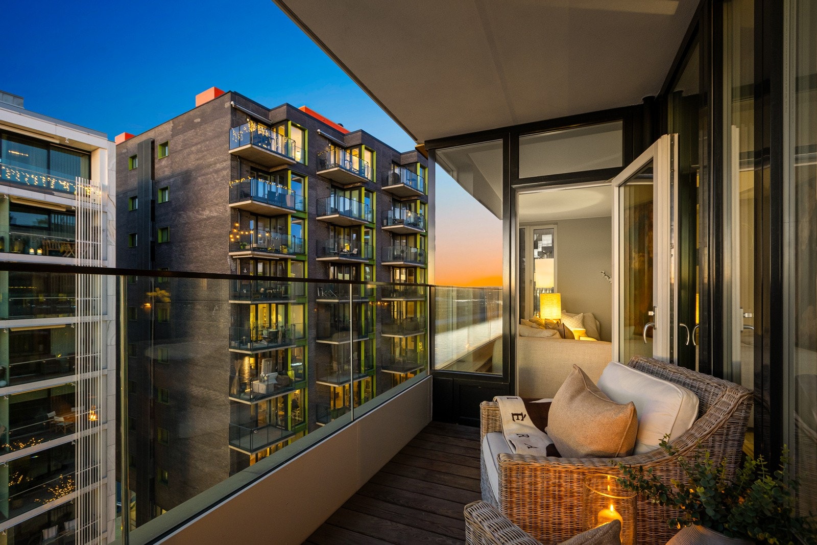 Her er det god plass til lounge, spisebord, grill, solstoler eller annet ønskelig utemøblement Galleribilde