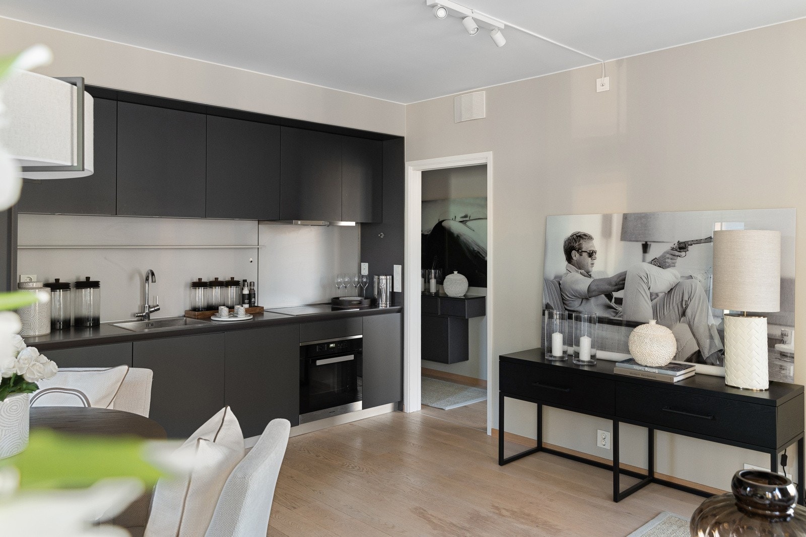 Fra stue/kjøkken kommer man inn til entré med videre adkomst til baderom og hovedsoverom Galleribilde