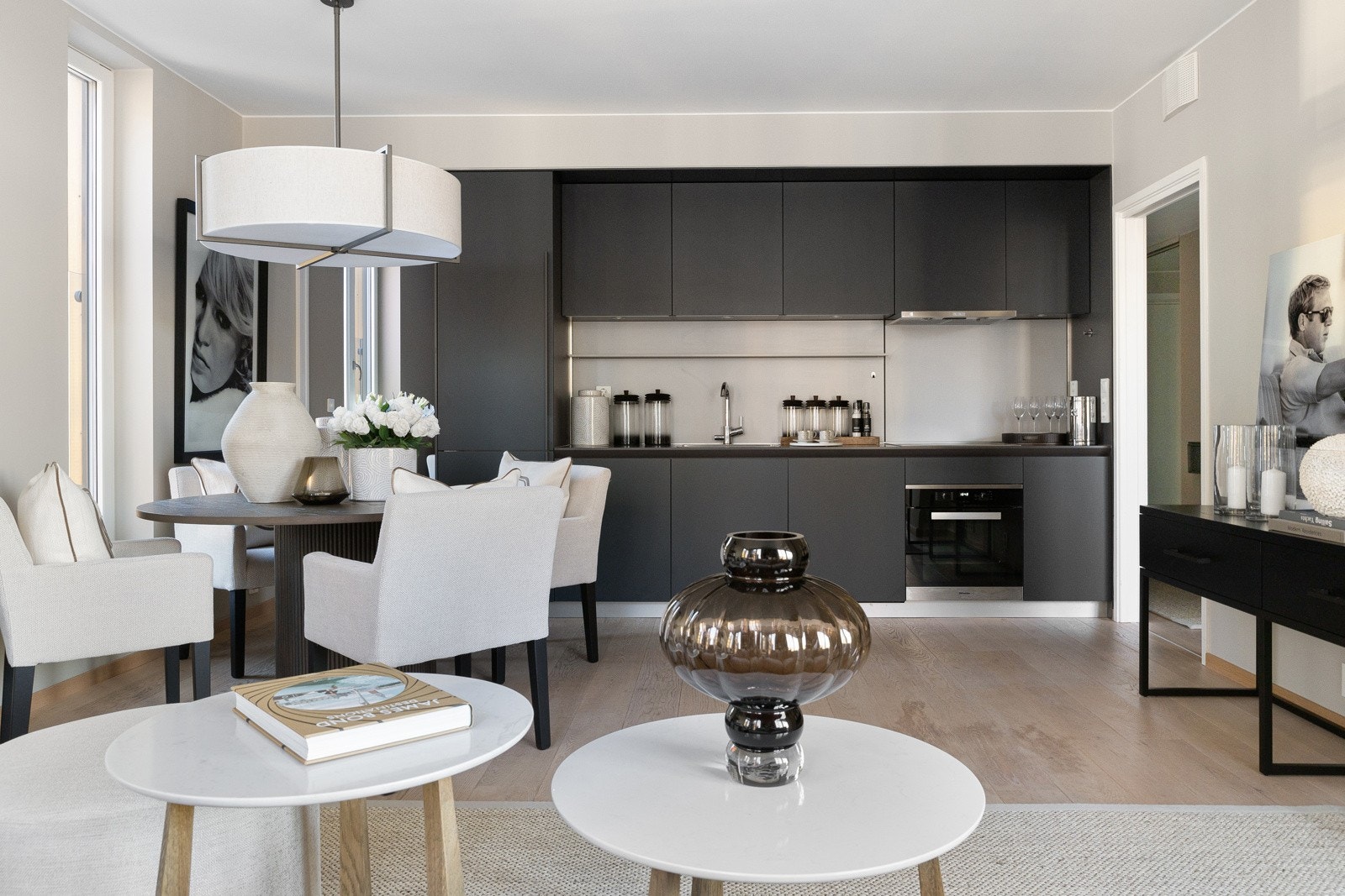 Mellom kjøkken og stue er det plass til et spisebord som gir mulighet for en naturlig og fin soneinndeling av oppholdsrommet Galleribilde