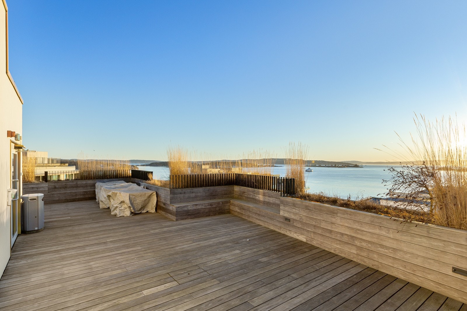 På toppen av bygget, er det en felles takterrasse med usjenerte soner, beplantning og møblering Galleribilde