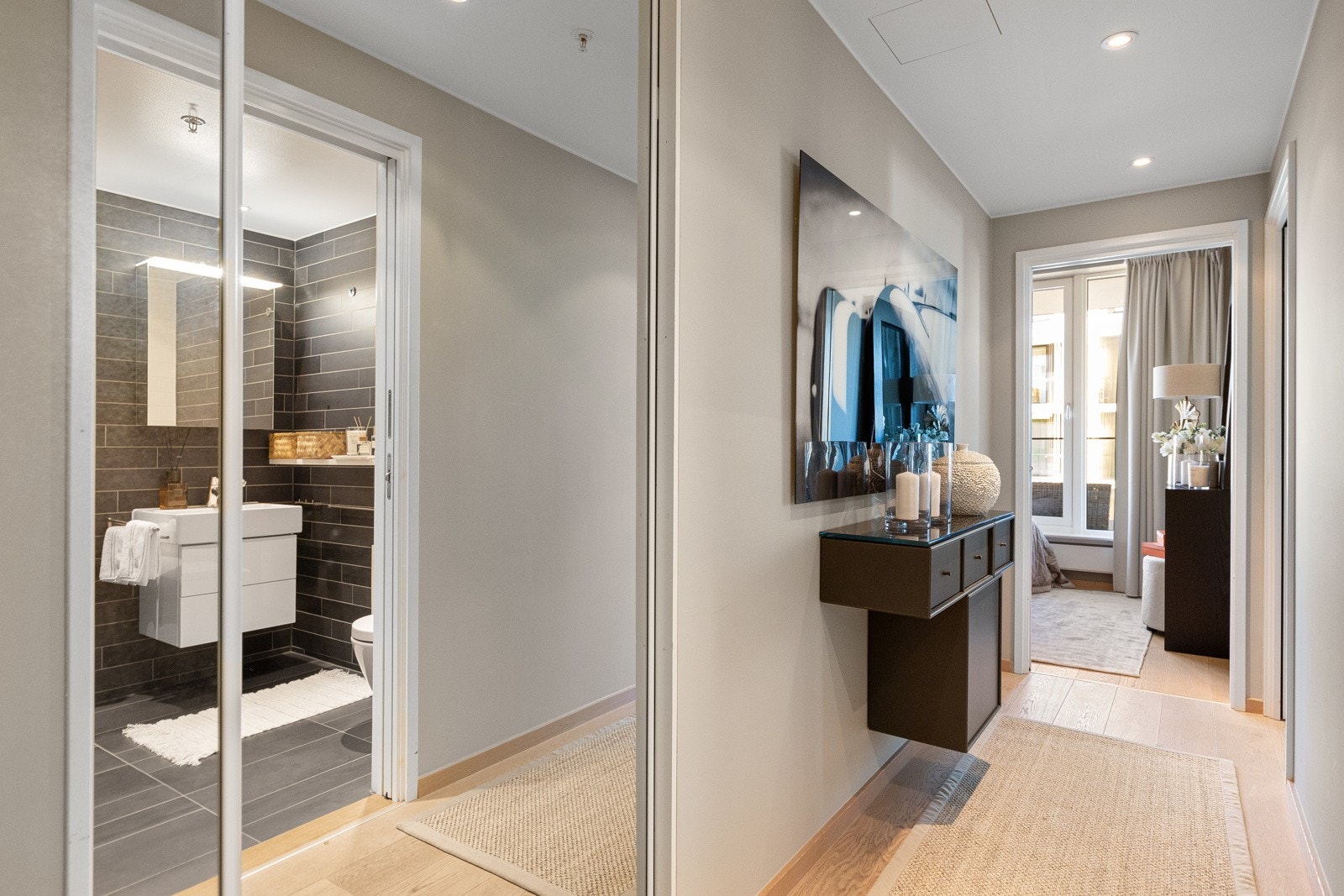 Hyggelig entré som gir et godt førsteinntrykk samt fungerer som det naturlige knutepunktet i leiligheten Galleribilde