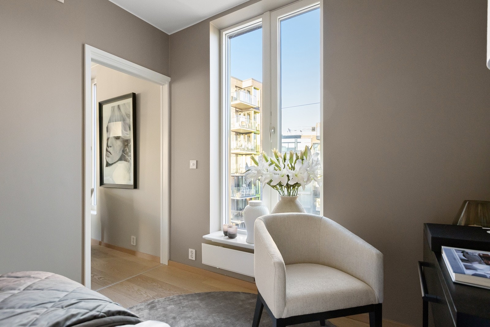 Rommet har store vindusflater som ligger skjermet fra trafikk og støy Galleribilde