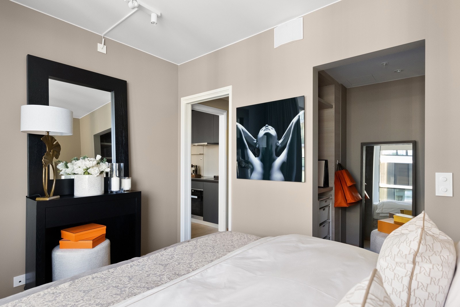 Soverommet har direkte tilgang til et praktisk walk-in som gir praktisk oppbevaringsplass for klær og sengetøy, og bidrar til et ryddig og organisert rom Galleribilde