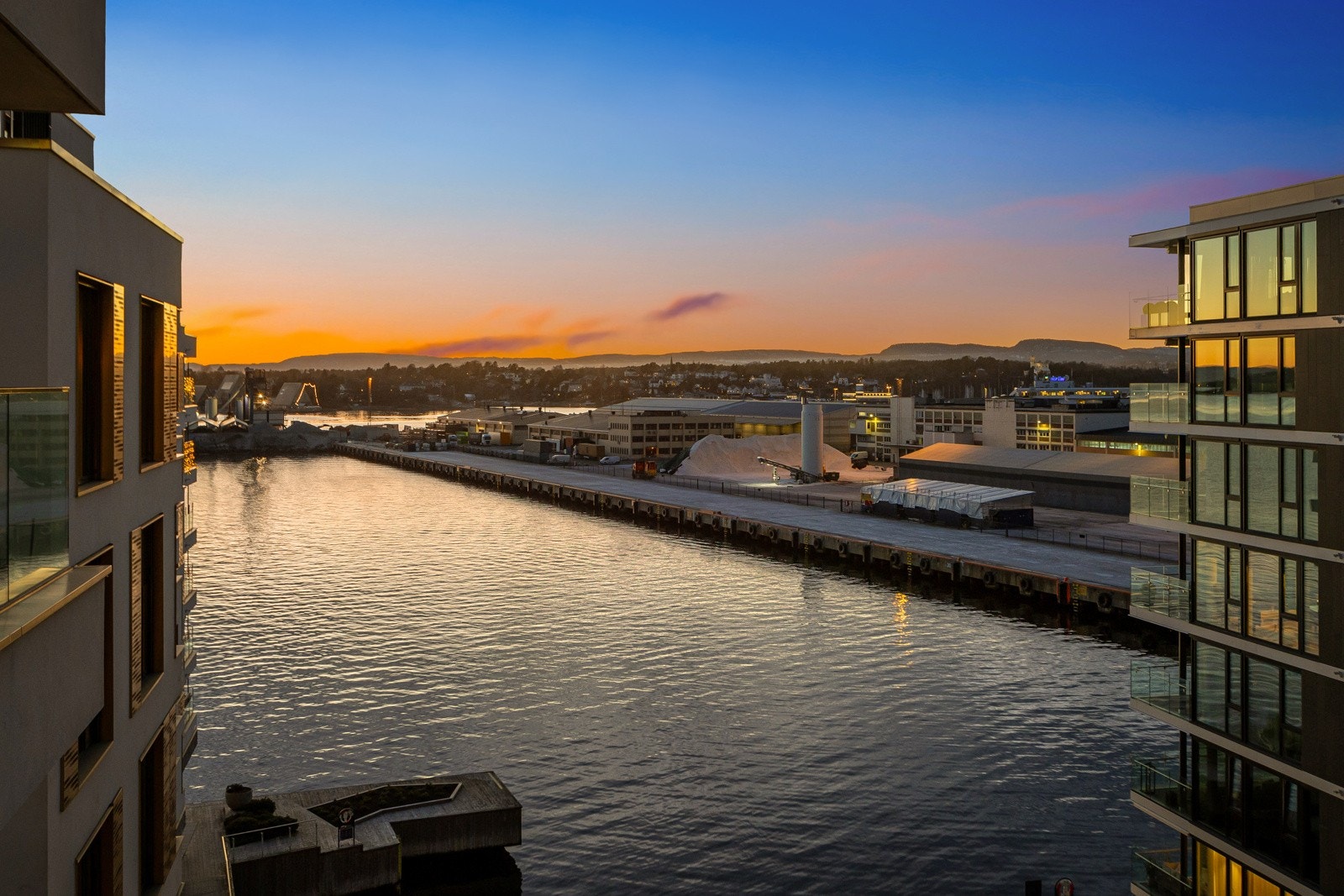 Her kan man nyte utsikten mot fjorden Galleribilde