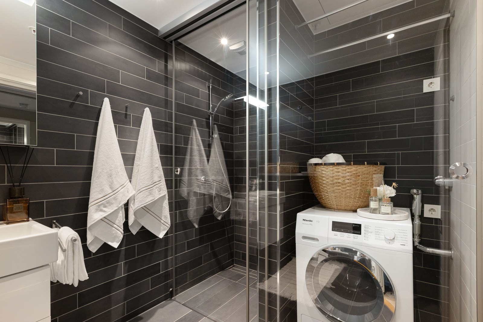 Badet har opplegg til vaskemaskin og plass til tørketrommel i nisje Galleribilde