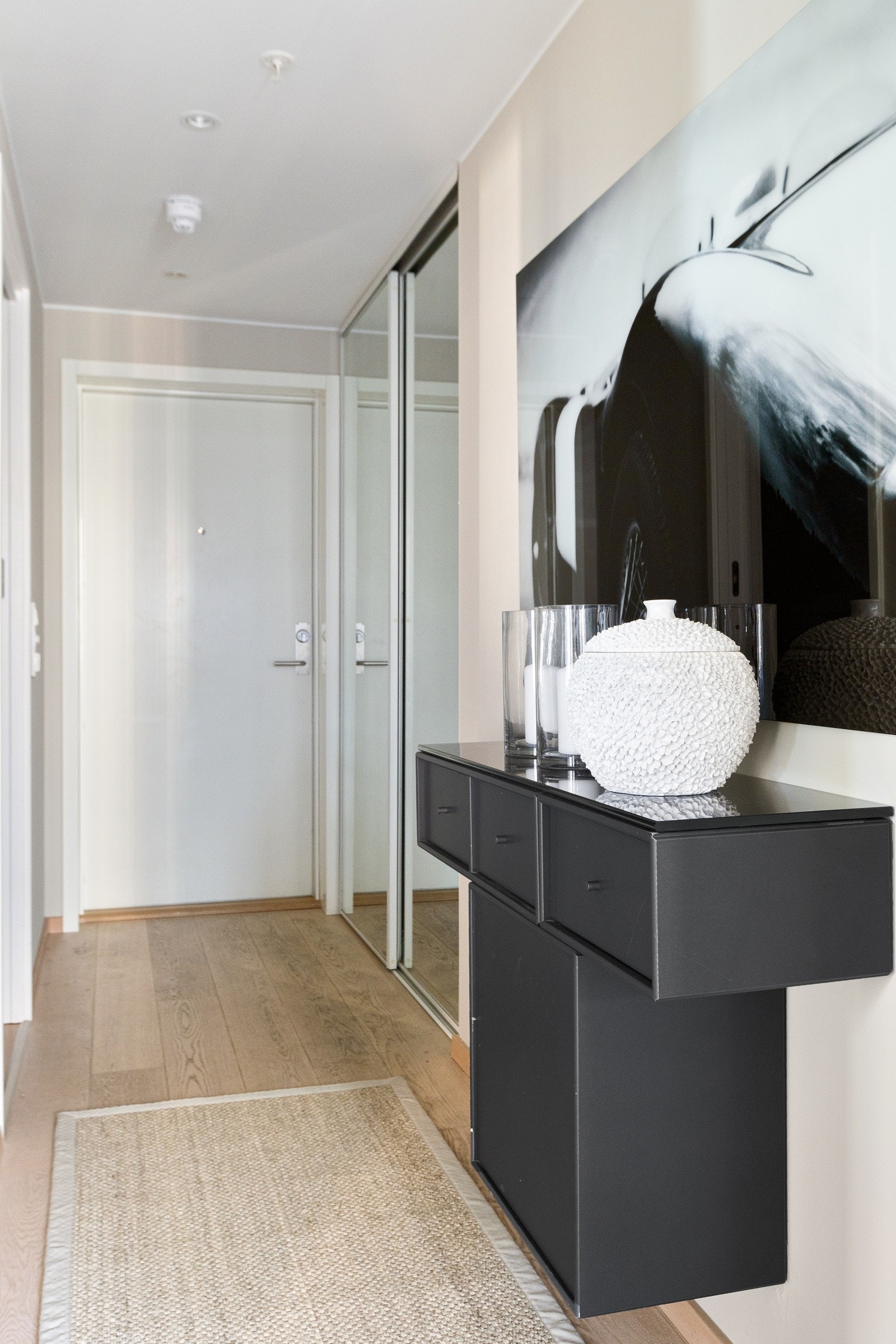 Det er brann- og lydklassifisert entrédør, samt calling til hoveddøren med kamera på vegg Galleribilde