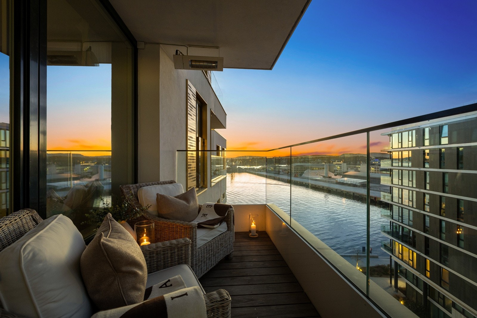 Overbygd nordvestvendt balkong på ca. 7 m² med montert fjernstyrt infravarmer Galleribilde