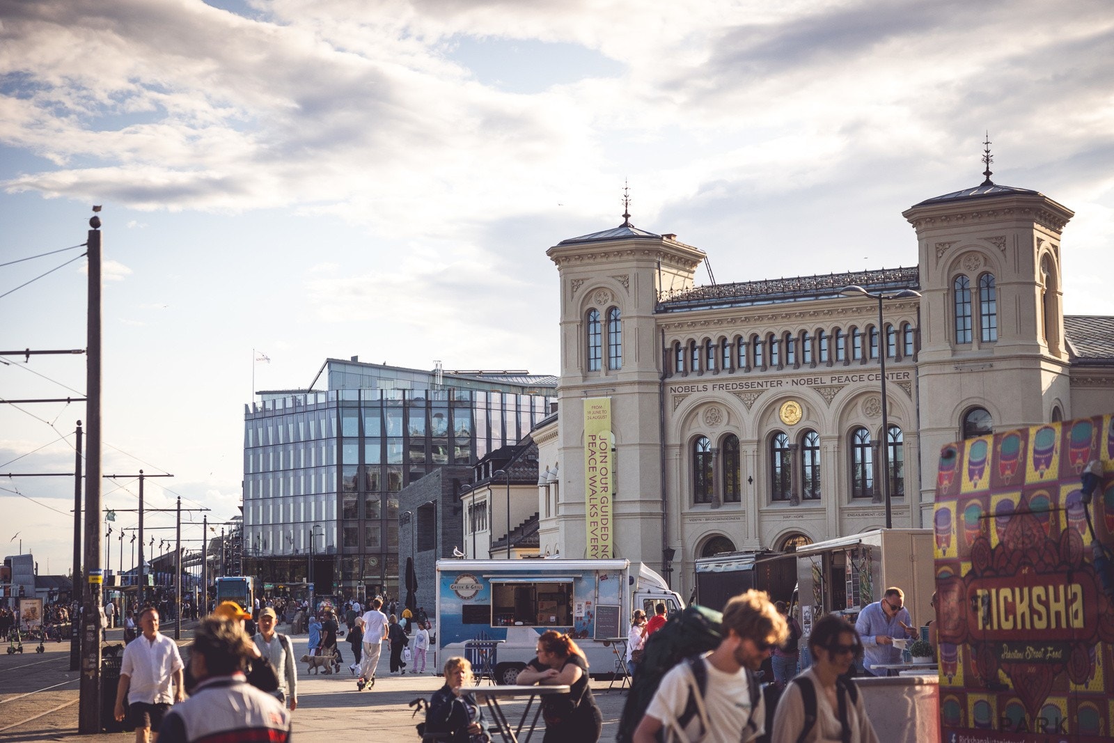Offentlig kommunikasjon er godt tilgjengelig, med busser, trikker, T-bane, tog og flybuss innen rekkevidde. Galleribilde