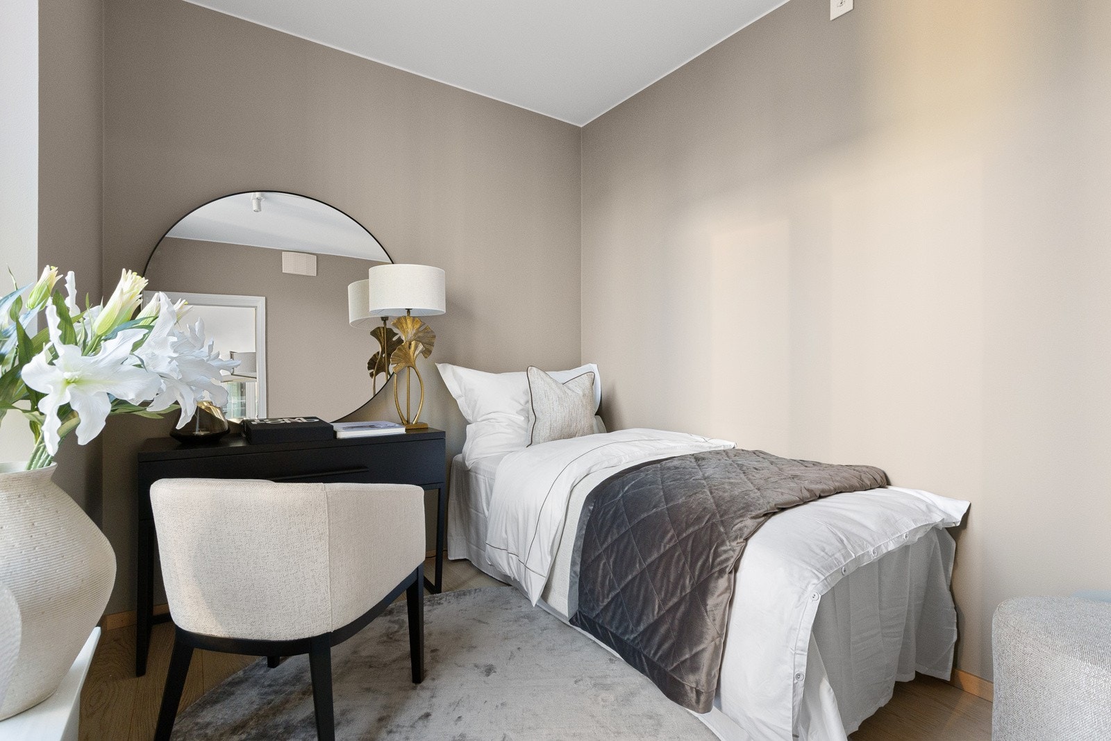 Soverom av god størrelse med adkomst fra stue/ Galleribilde