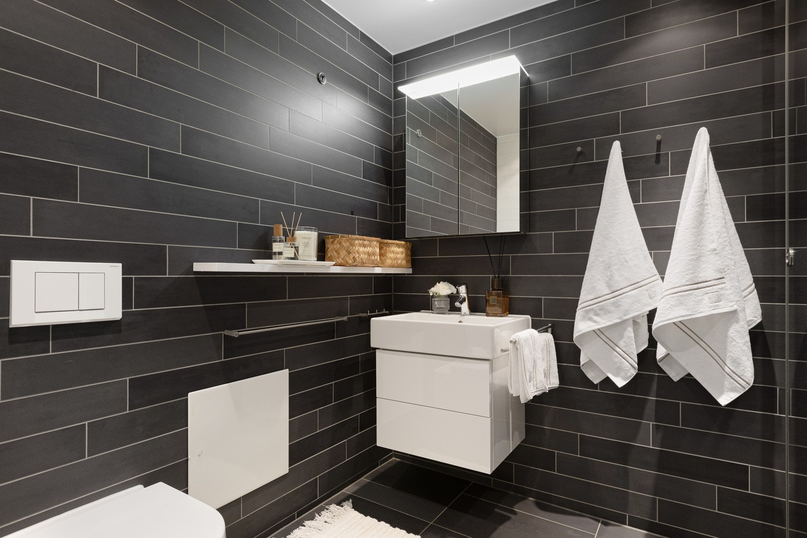 Romslig og pent flislagt bad med elektriske varmekabler i gulv Galleribilde