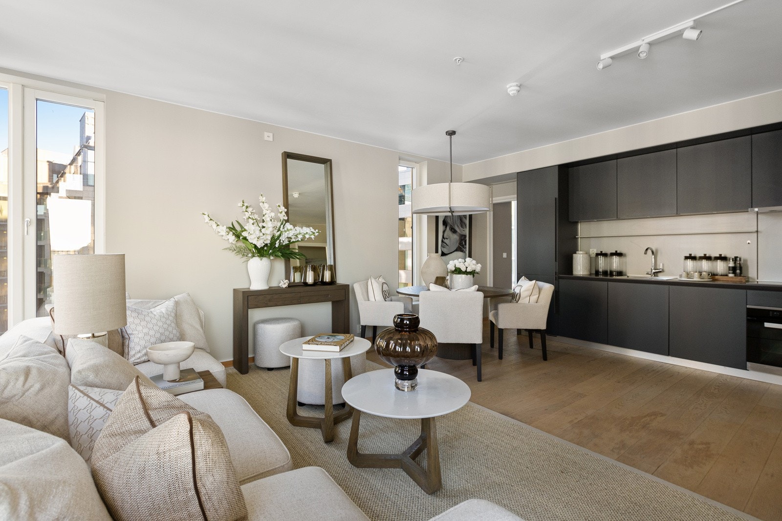 Innbydende Poliform (tidligere Varenna) kjøkken fra byggeår med åpen løsning mot stuen Galleribilde