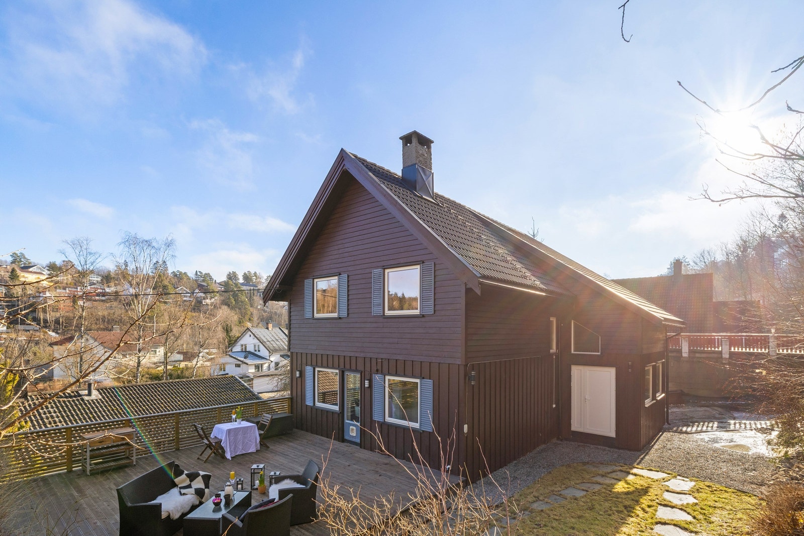 Skjermet beliggende enebolig over 2 plan med ca. 46 kvm. terrasse. Meget barnevennlig og populært boligområde. Markanært Galleribilde