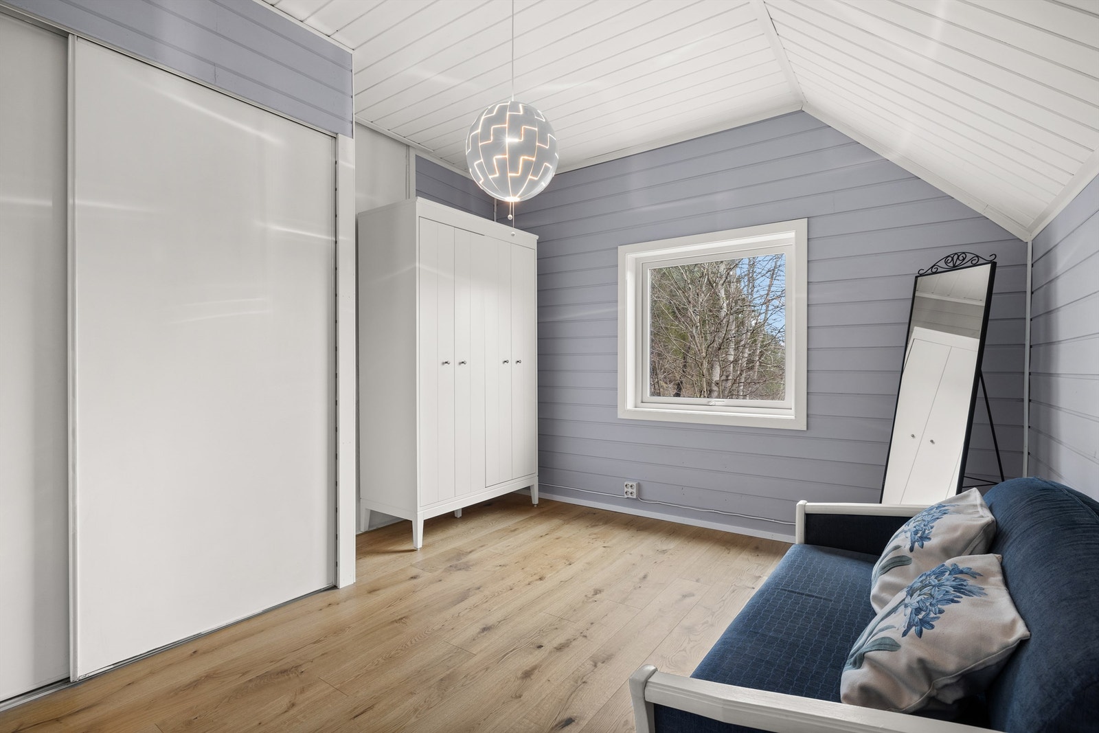 Soverom III har god skapplass Galleribilde