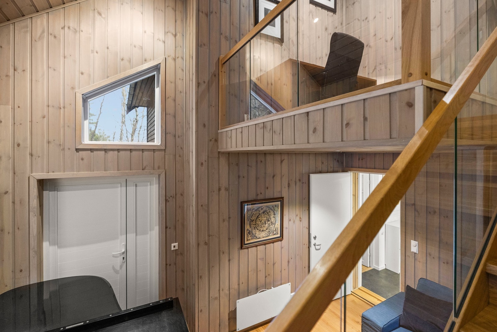 Tilbygget del som i dag brukes som musikkrom og hjemmekontor på hems. Rommet åpner for flere bruksmuligheter da det er ekstra lydisolert og har en egen inngangsdør. Galleribilde
