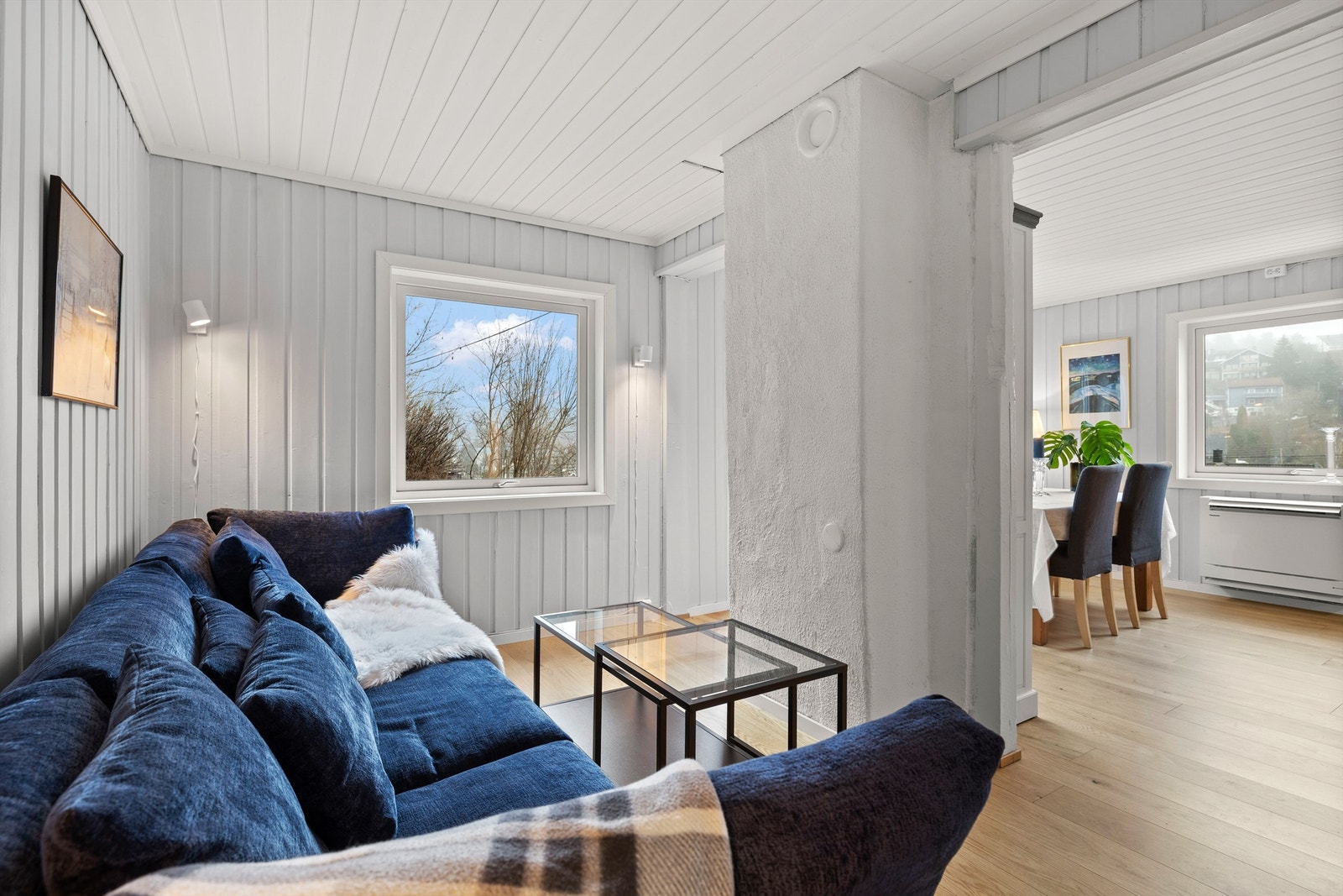 Rommet bader i lys. Store vindusflater slipper inn mye naturlig lys. Galleribilde