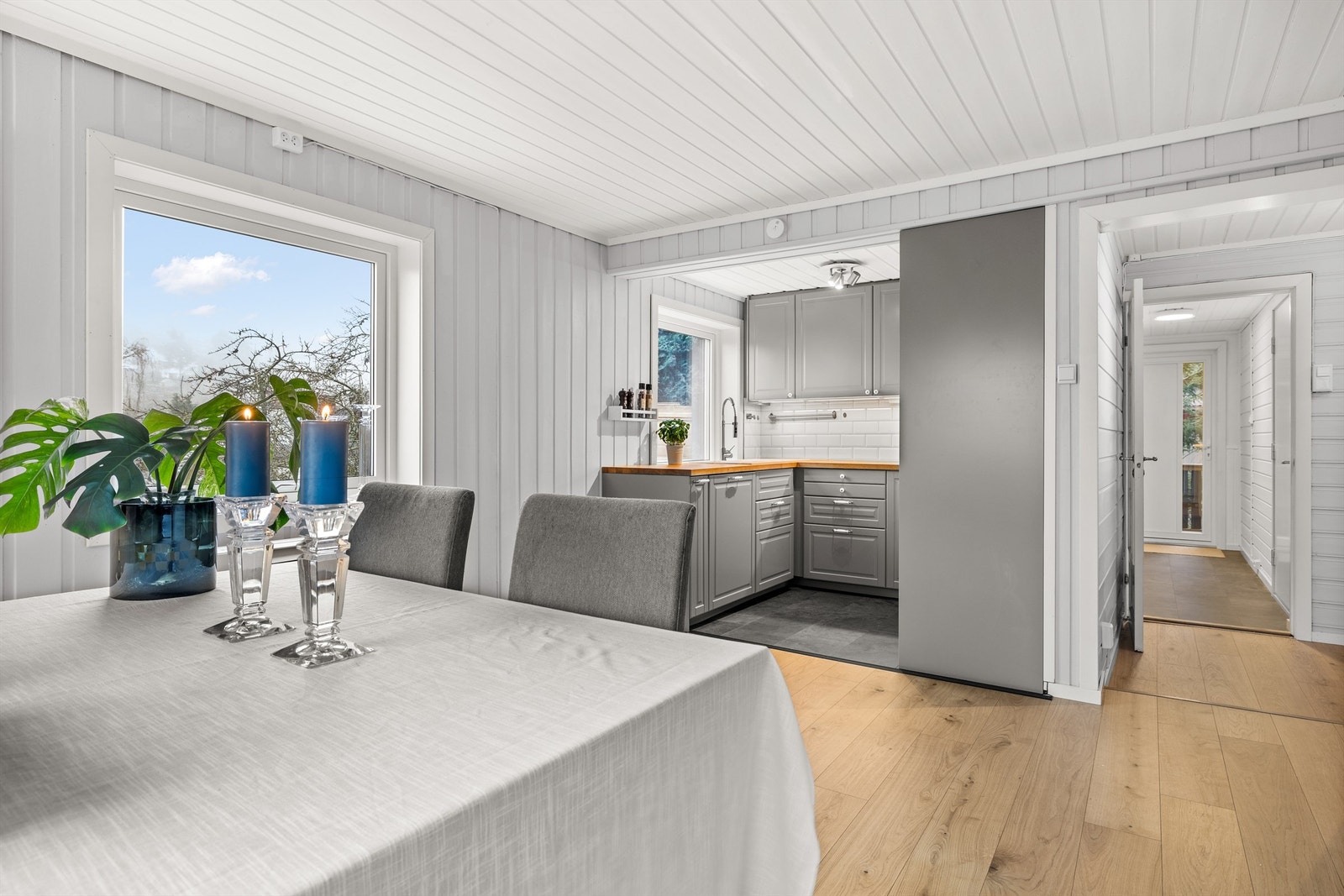 Hyggelig stue med spisestue med gode lysforhold. Galleribilde