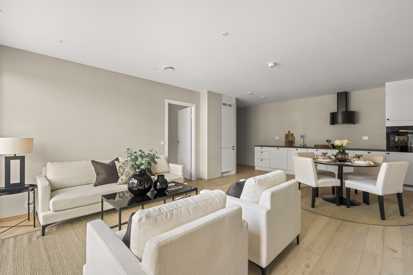 Stue og spisestue med kjøkkenløsning Galleribilde