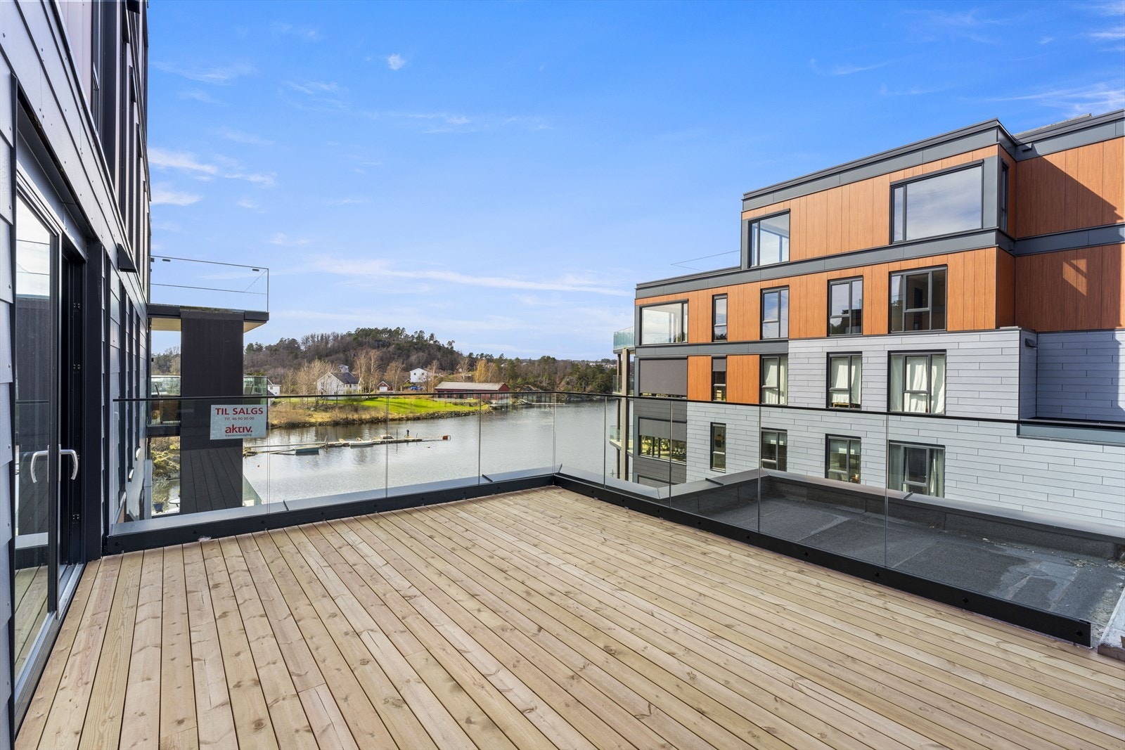 Stor, vestvendt terrasse med fin utsikt Galleribilde