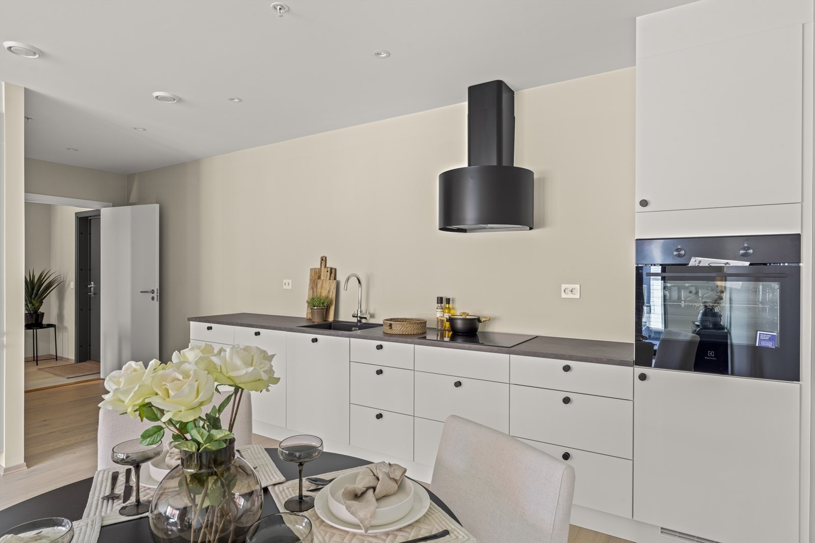 Velutstyrt kjøkken med Strai i tidsriktig stil - alt av hvitevarer inkludert Galleribilde