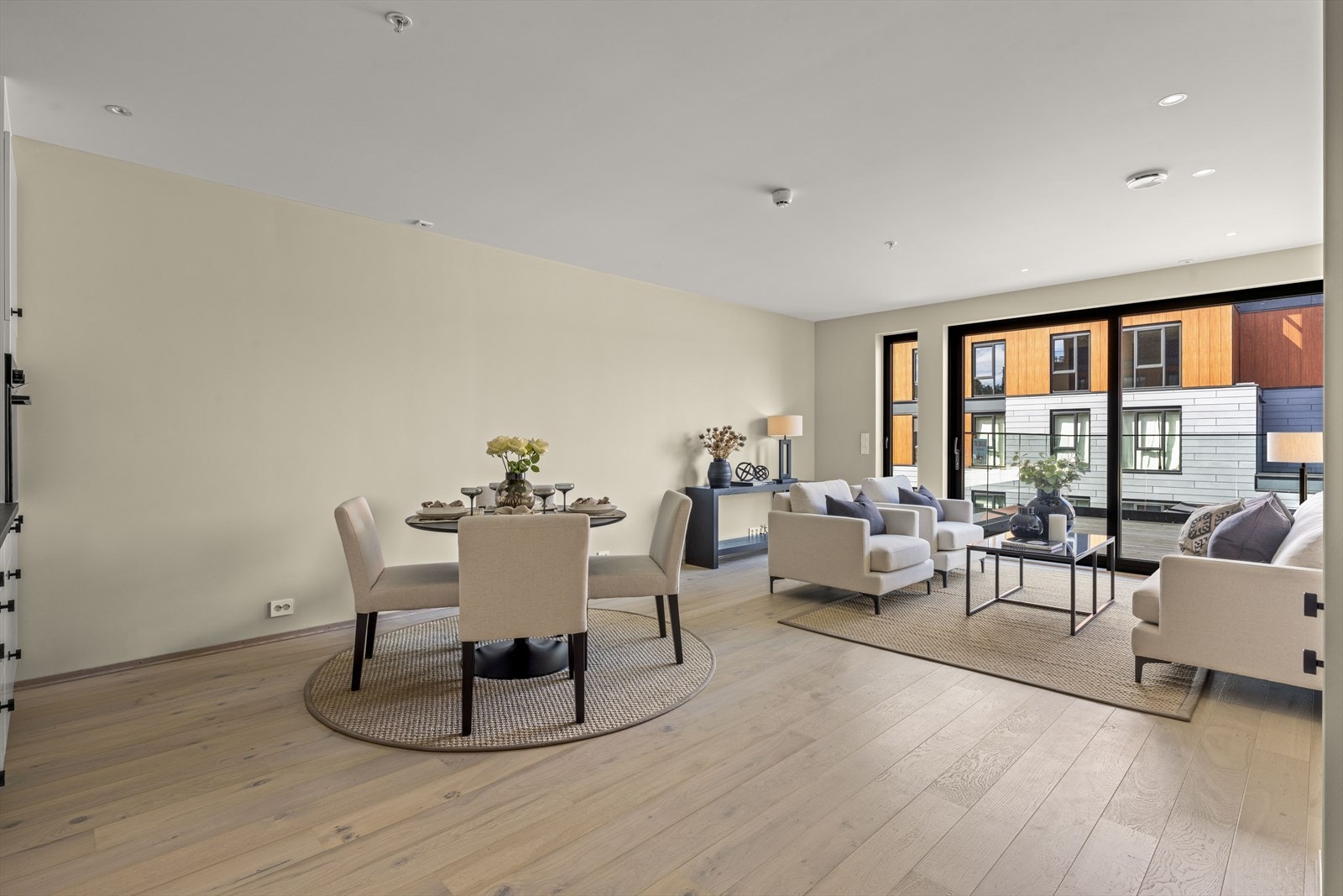 Romslig stue med utgang til terrasse mot vest (22 m2) Galleribilde