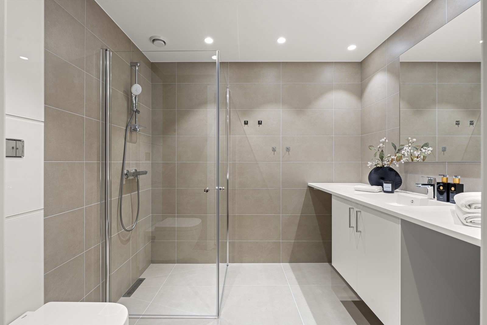 Velutstyrt og delikat baderom med fliser til tak Galleribilde