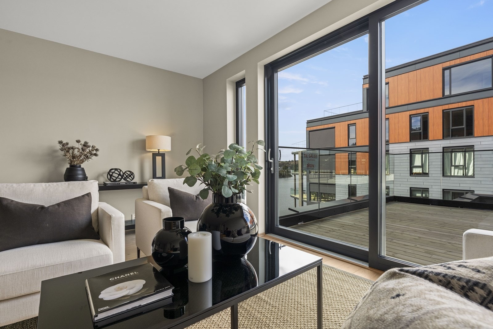 Store vindusflater og utsikt mot Hisebukt Galleribilde