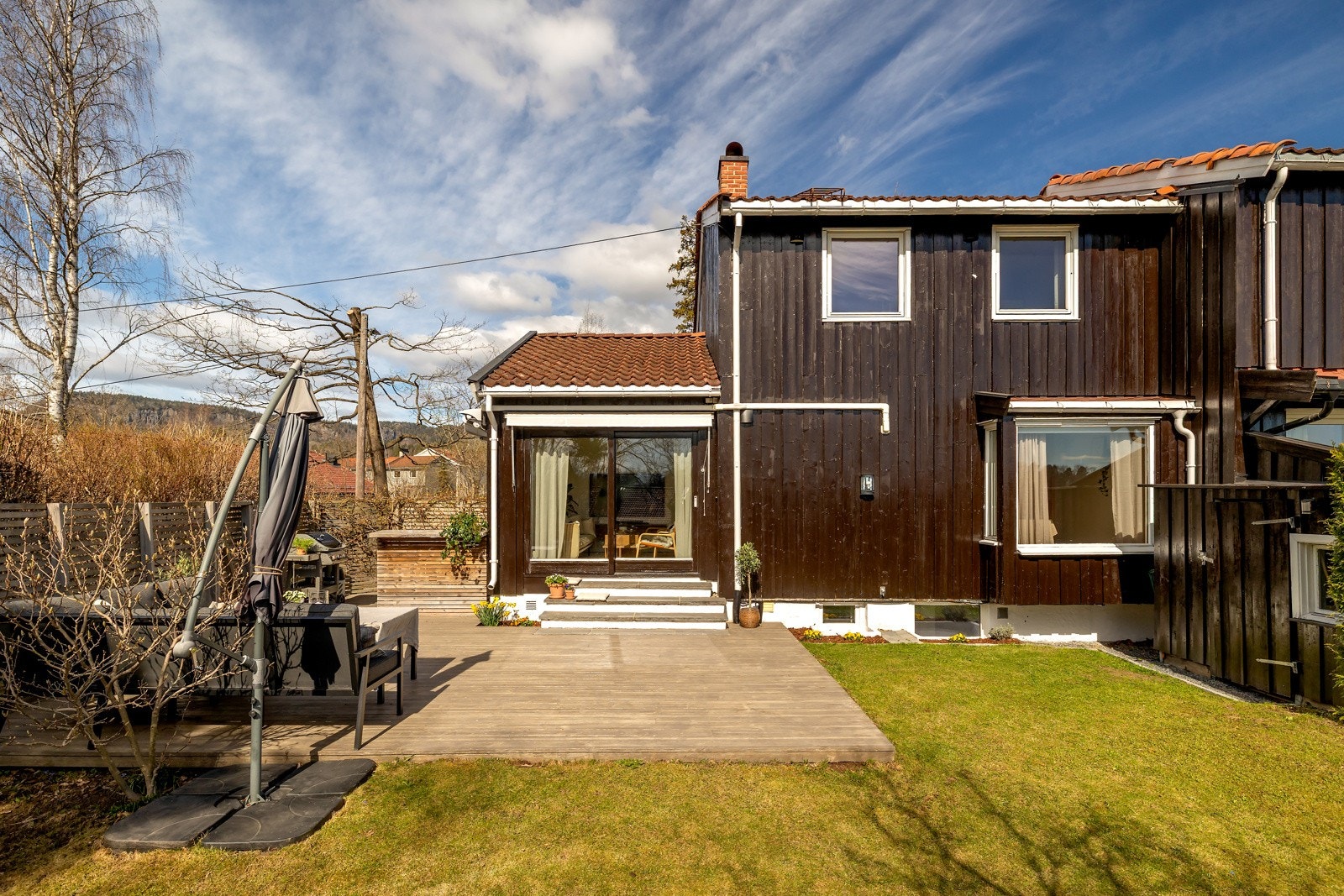 En romslig terrasseplatting gir gode møbleringsmuligheter med plass til både spisegruppe og lounge, og er utstyrt med elektrisk markise som sørger for behagelig skygge på varme dager. Galleribilde