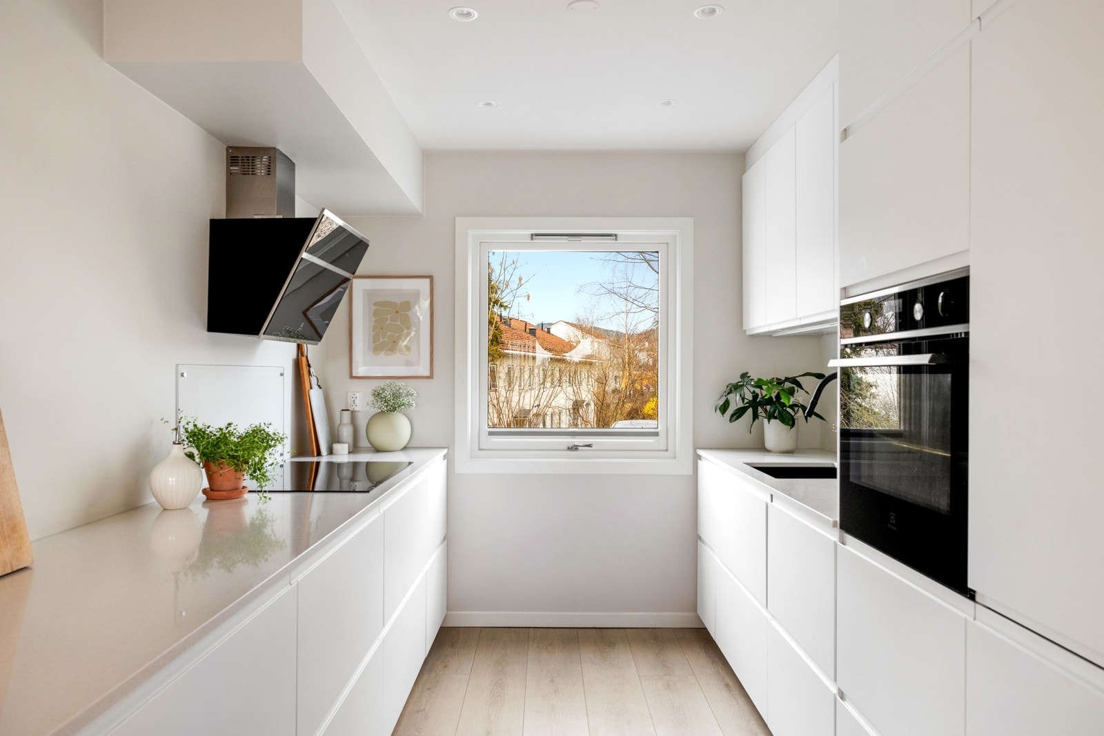 Kjøkkenet er fra 2022 og består av hvite, slette fronter fra IKEA som gir et moderne og tidløst uttrykk. Galleribilde