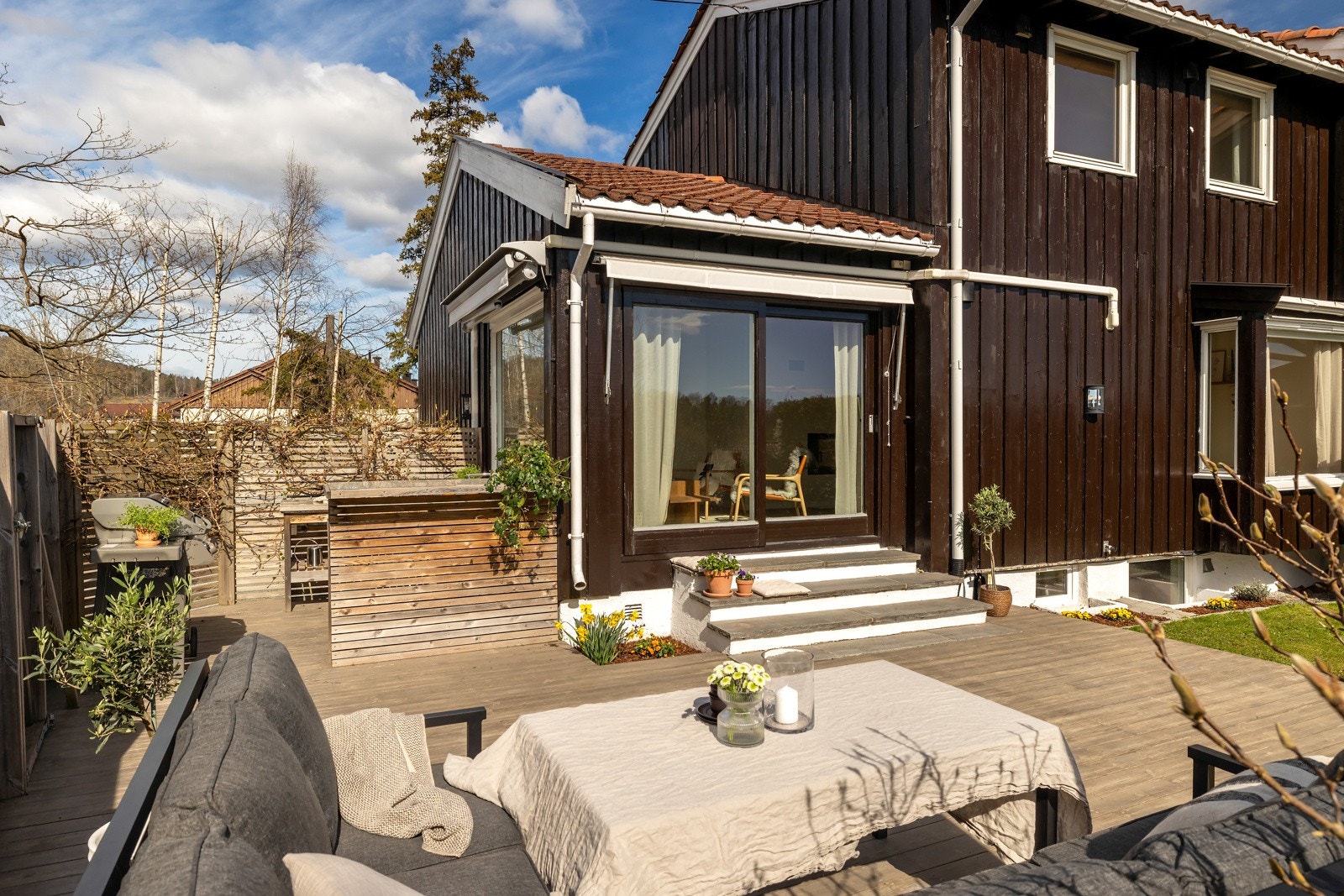 Uteområdet er pent opparbeidet og byr på svært gode solforhold, både sommer og vinter. Galleribilde