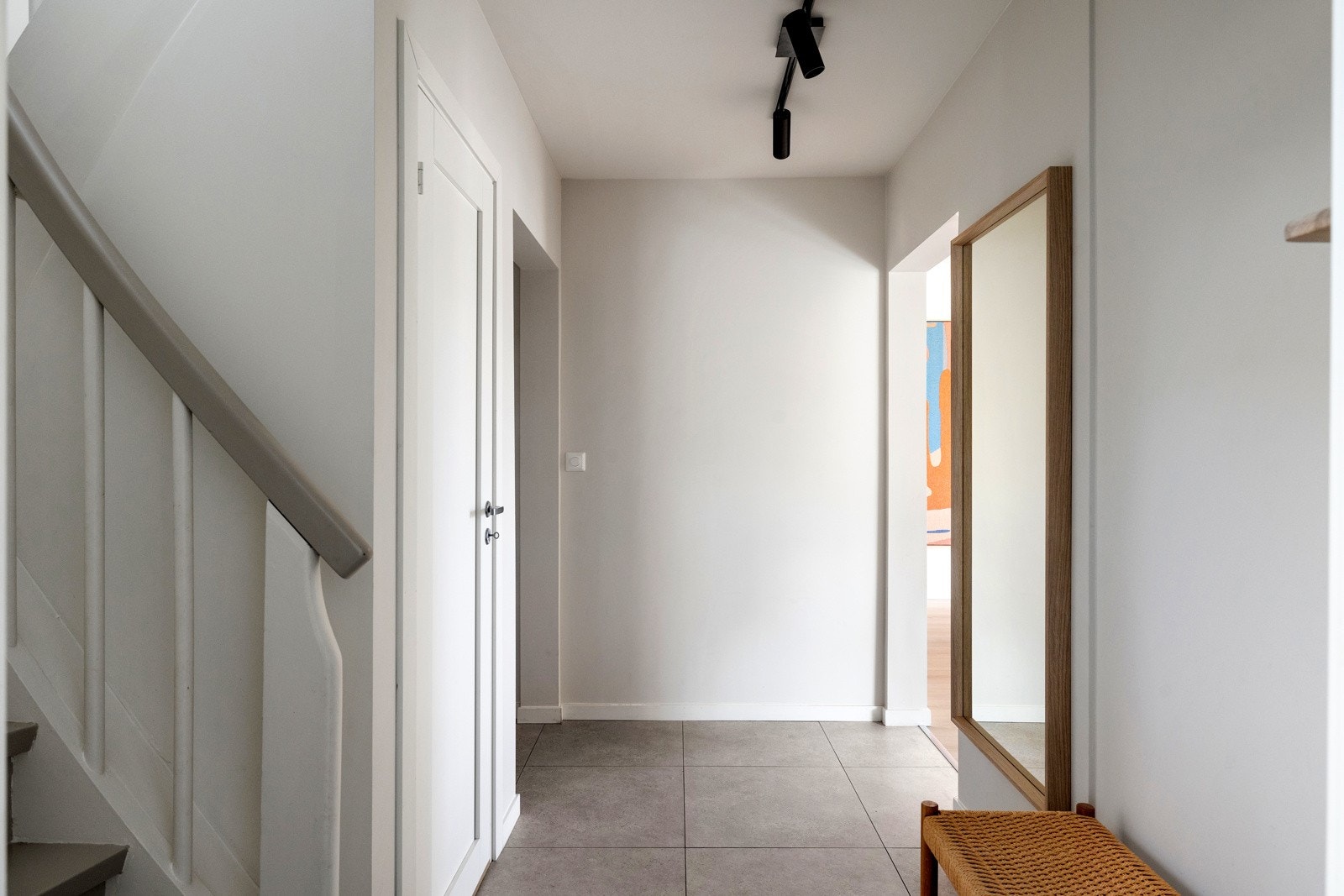Boligen har adkomst via en innbydende entré med flislagt gulv og behagelige varmekabler. Entréen har god plass til oppheng av yttertøy. Galleribilde