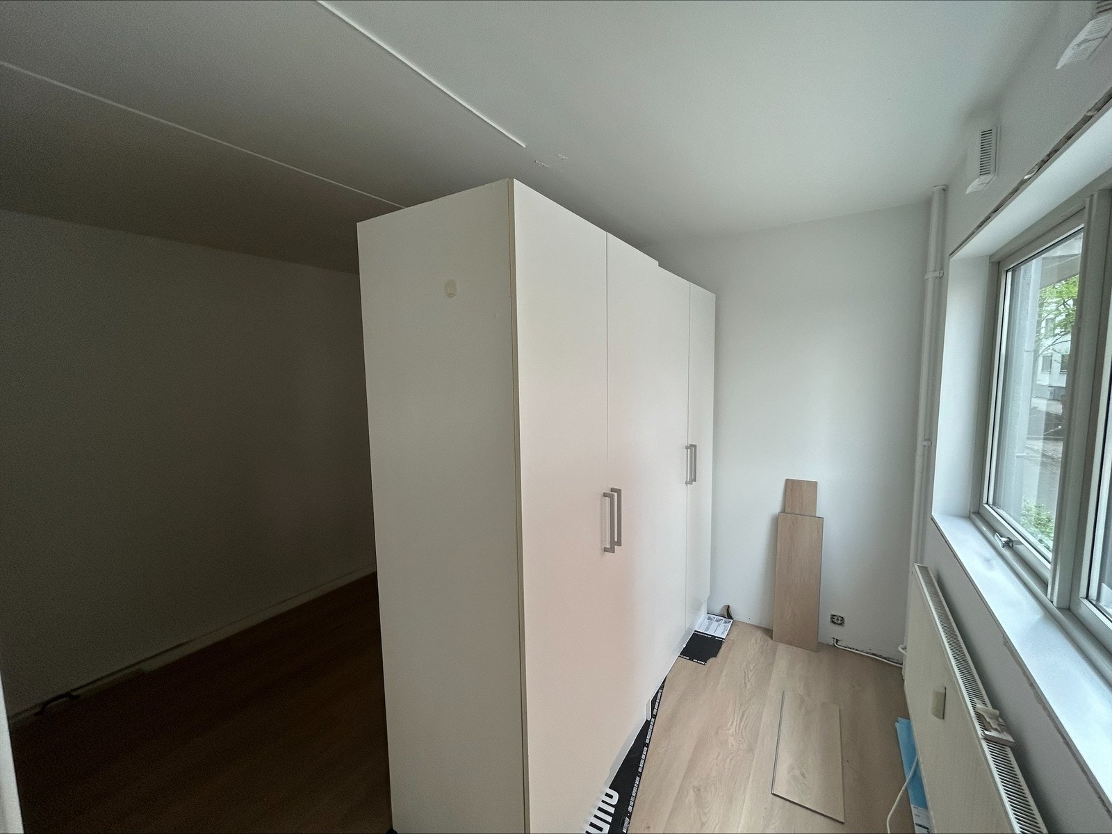 Sov 1 - nymalt og nytt gulv. Rommet vil få nye lister. Galleribilde