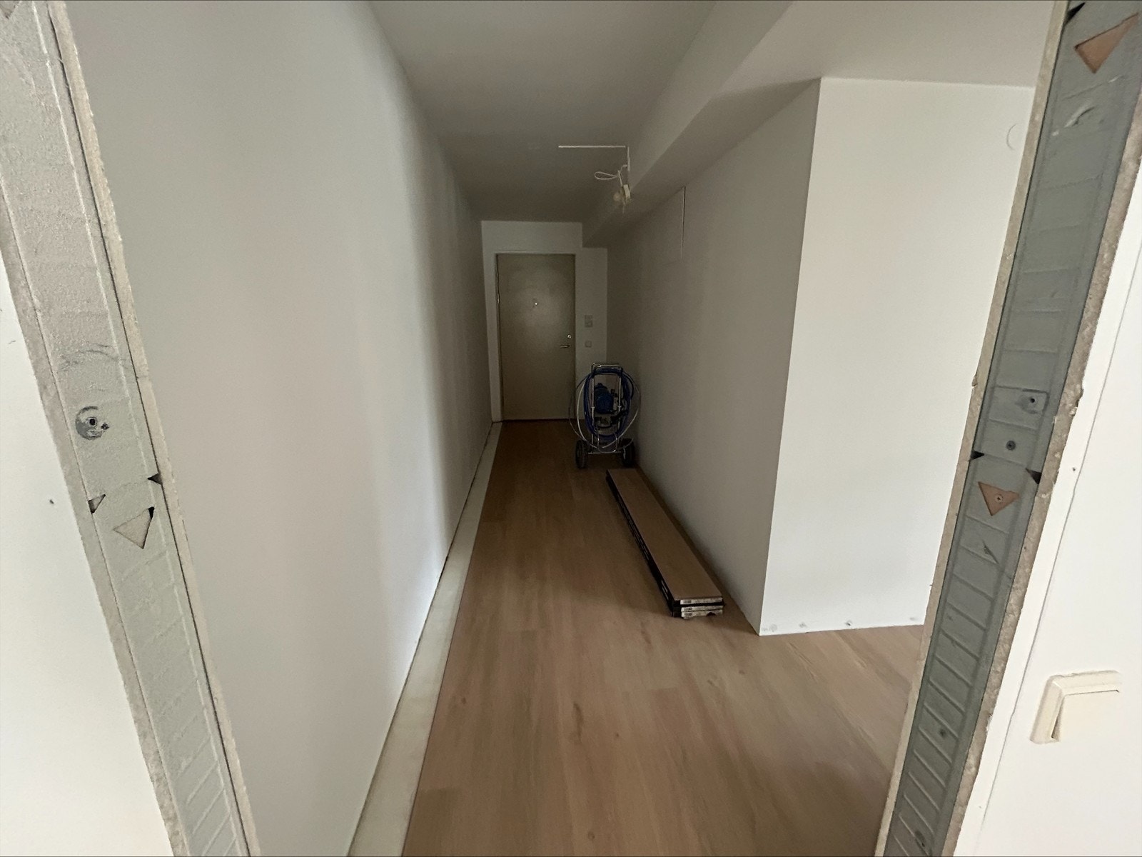 Entre - nymalt, nytt gulv og vil få nye lister. Galleribilde