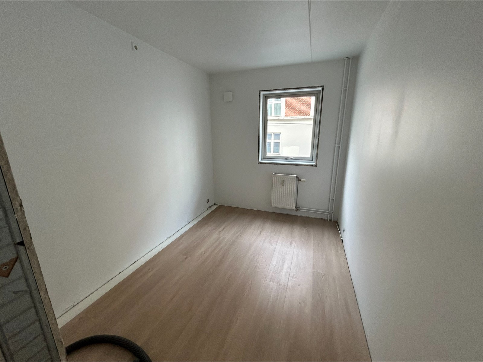 Soverom 2 - nymalt og nytt gulv. Rommet vil få nye lister. Galleribilde