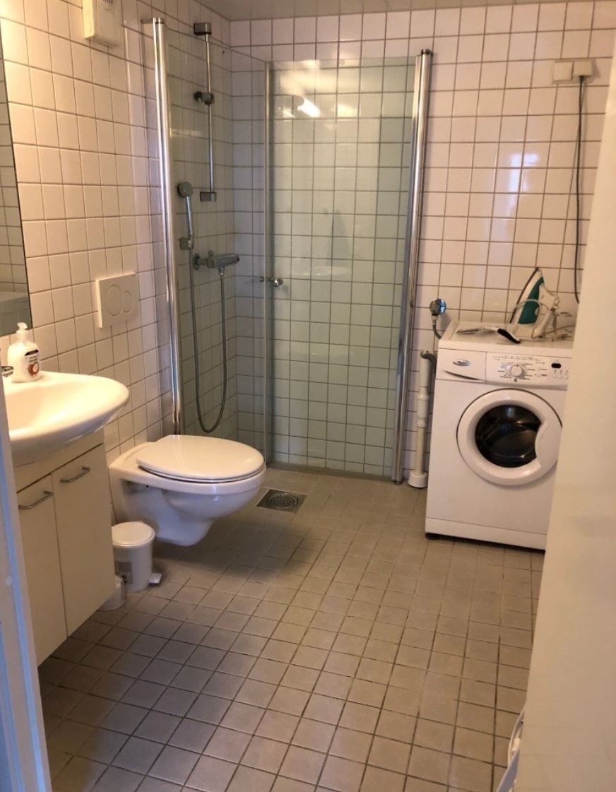 Romslig bad, vaskemaskin medfølger ikke. Galleribilde