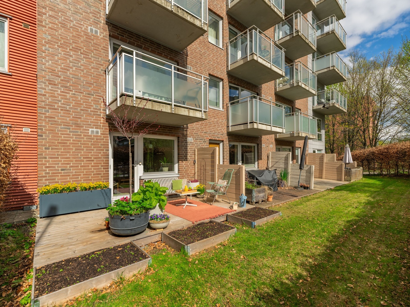 Markterrassen er på hele 13 kvm. I tillegg har dagens eiere hatt stor glede av plenen også. Gressplenen er felleseie i borettslaget. Galleribilde