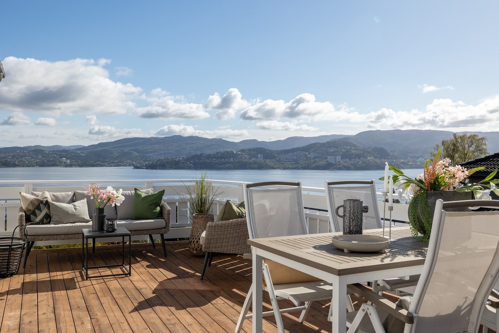 Fra kjøkkenet er det utgang til terrasse Galleribilde