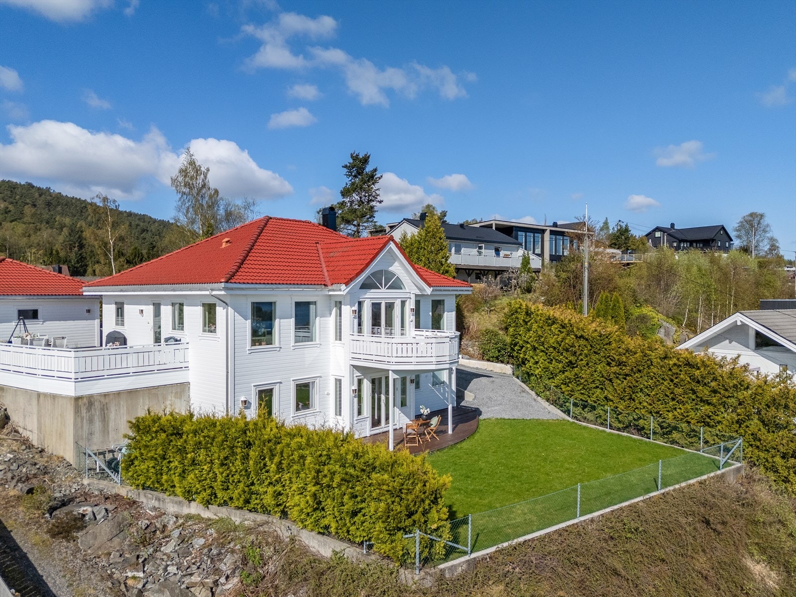 Uteområdet fremstår som praktisk, lettstelt og innbydende - perfekt for både småbarnsfamilier, sosiale par og de som ønsker å nyte fredelige dager i grønne omgivelser. Galleribilde