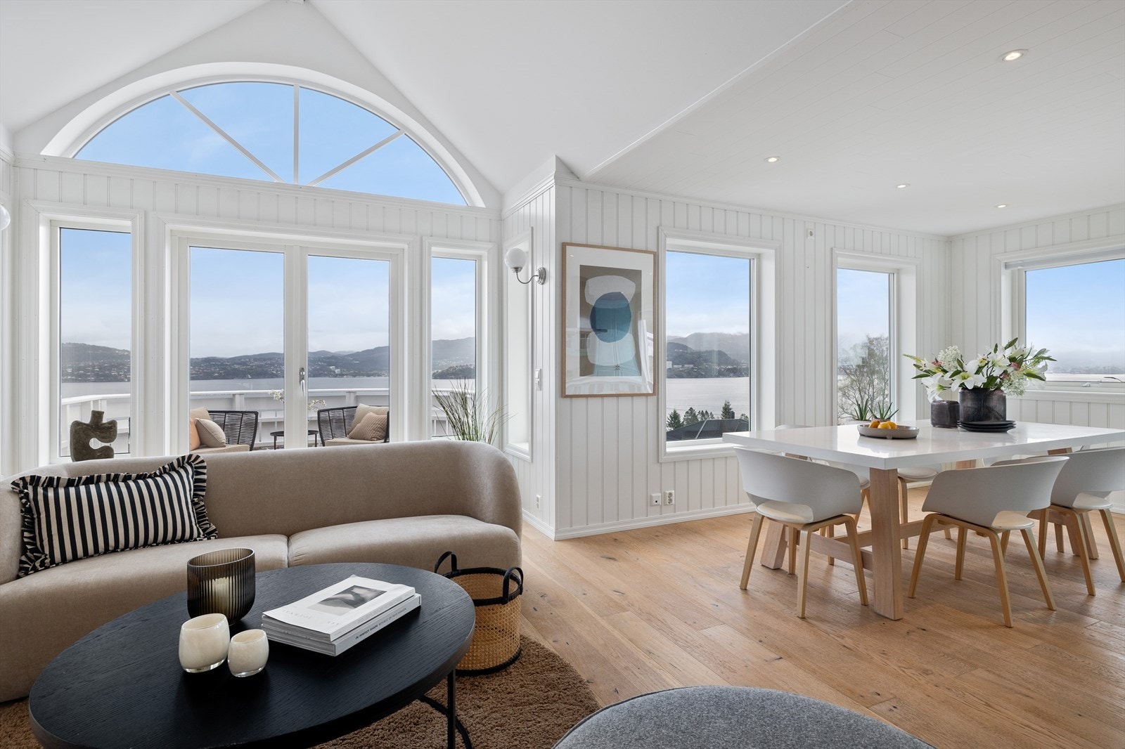 Med mønet himling, store vinduer og flott utsikt mot fjorden oppleves dette rommet som lyst og luftig gjennom hele dagen. Galleribilde
