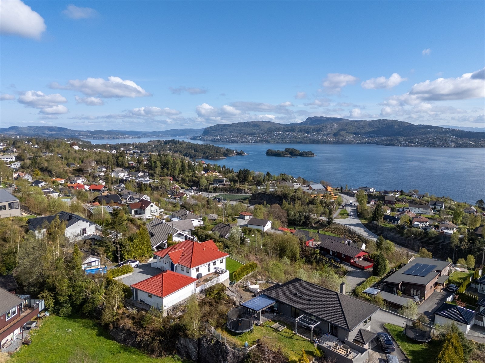 Gode bussforbindelser gjør området lett tilgjengelig, både til Askøy sentrum og videre til Bergen. Galleribilde